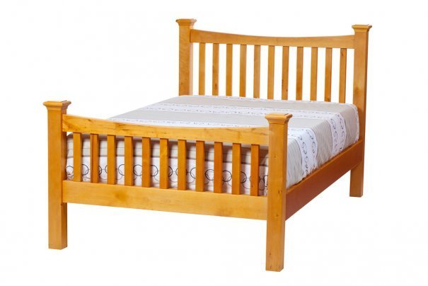 Dřevěná postel je nestárnoucí klasikou