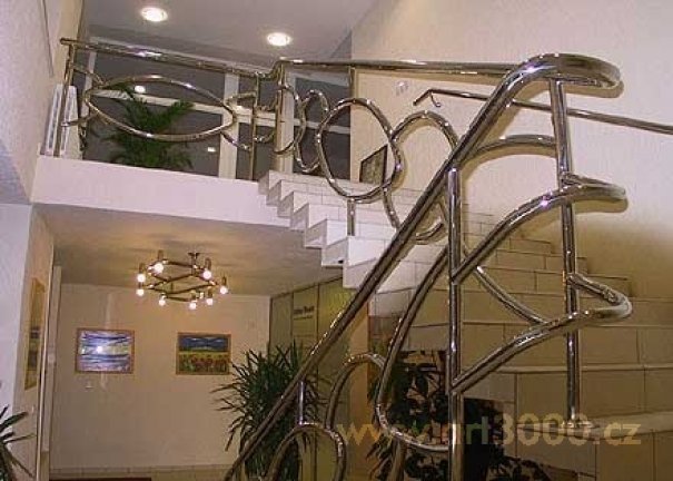 Kvalitní nerezové zábradlí se může stát elegantní dominantou schodiště či balkonu